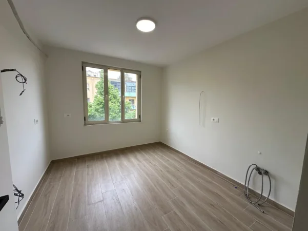 Tirane, jepet me qera zyre Kati 3, 100 m² 600 € (Rruga e Durresit)