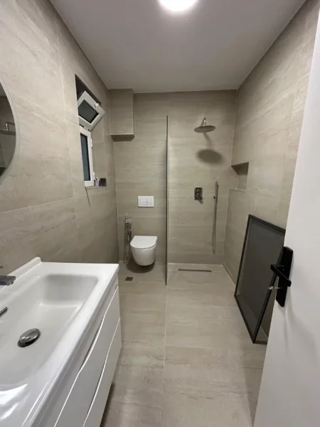 Tirane, jepet me qera zyre Kati 3, 100 m² 600 € (Rruga e Durresit)