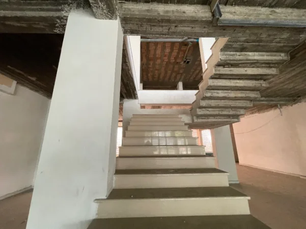 Tirane, jepet me qera ambjent biznesi Kati 1, 1.380 m² 10.000 € (Mbikalimi Komunes)