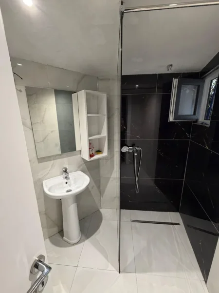 Tirane, jepet me qera apartament 1+1 Kati 0, 65 m² 500 € (Brryli)