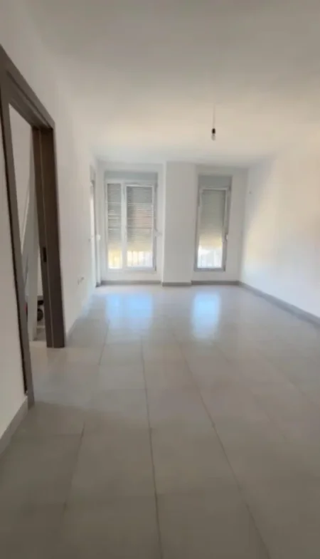 Tirane, jepet me qera apartament 3+1 Kati 3, 110 m² 450 € (Maji)