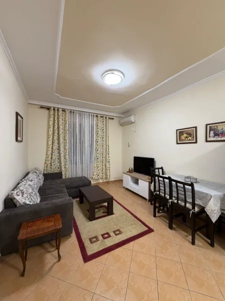 Tirane, jepet me qera apartament 1+1+Ballkon Kati 4, 70 m² 480 € (Medreseja)