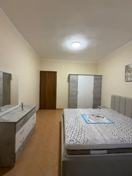 Tirane, jepet me qera apartament 1+1+Ballkon Kati 4, 70 m² 480 € (Medreseja)