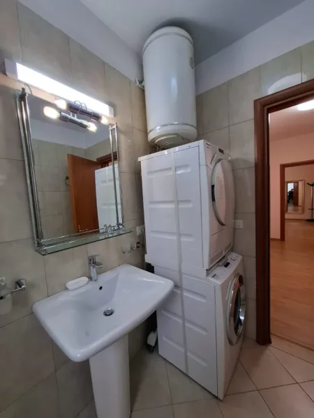 Tirane, jepet me qera apartament 2+1 Kati 2, 115 m² 720 € (Liqeni I Thate)