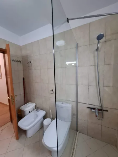 Tirane, jepet me qera apartament 2+1 Kati 2, 115 m² 720 € (Liqeni I Thate)