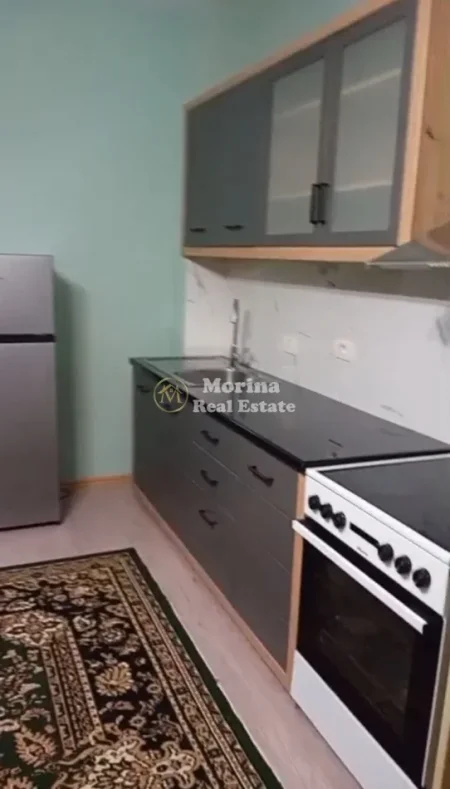 Tirane, jepet me qera ambjent biznesi Kati 1, 75 m² 350 € (Hyrje 21 Shkoze Kryegjyshata)