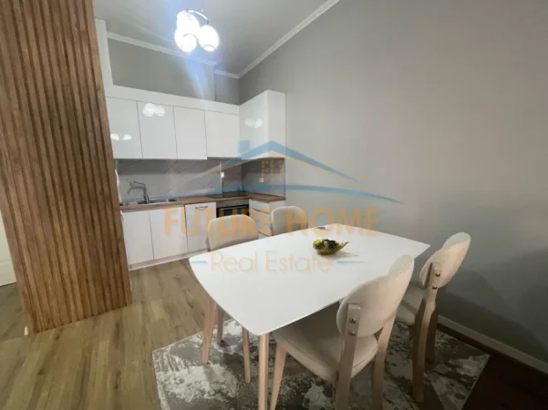 Tirane, jepet me qera apartament 1+1+Ballkon Kati 5, 70 m² 830 € (Kompleksi Delijorgj)