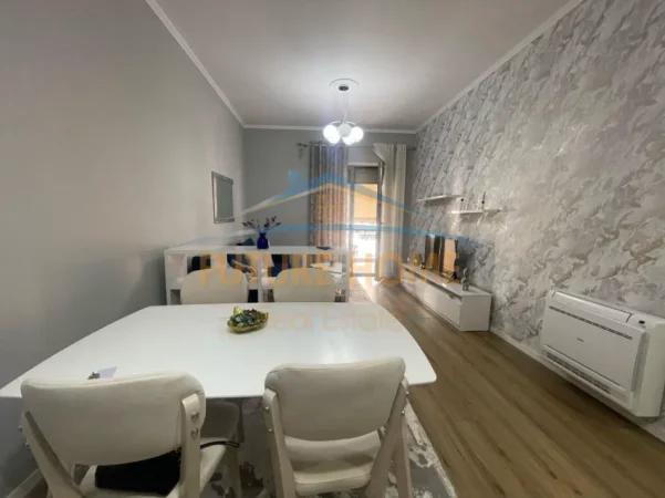 Tirane, jepet me qera apartament 1+1+Ballkon Kati 5, 70 m² 830 € (Kompleksi Delijorgj)