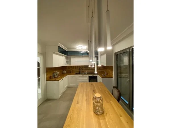Tirane, jepet me qera Vile 3 Katshe , 255 m² 2.800 € (PORTA E GJELBER , Sauk)