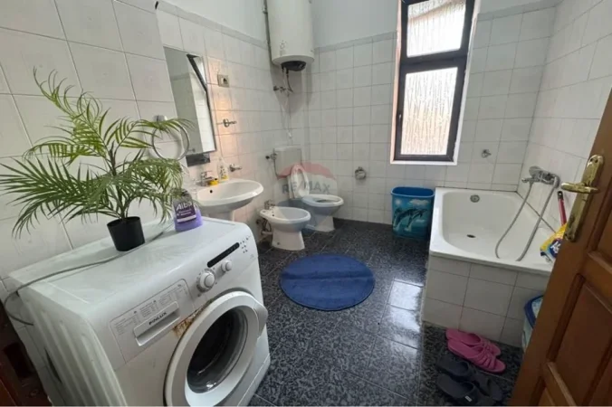 Tirane, jepet me qera apartament 1+1+Ballkon Kati 2, 70 m² 420 € (Qsut Rruga e Dibres)