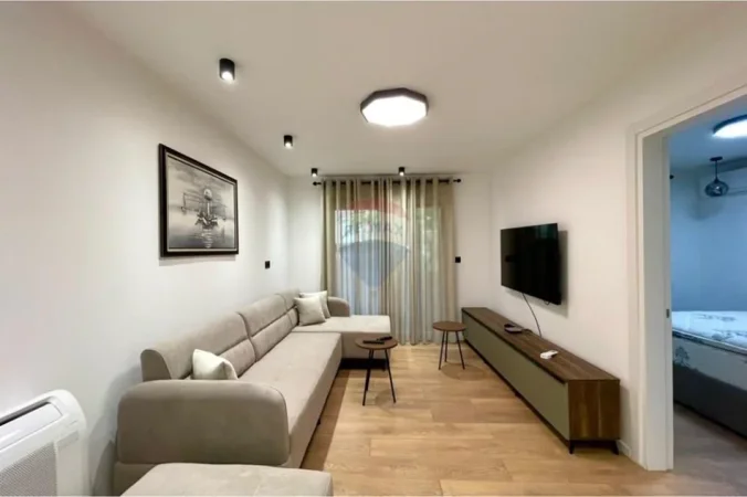 Tirane, jepet me qera apartament 1+1+Ballkon Kati 1, 52 m² 500 € (Kinostudio)