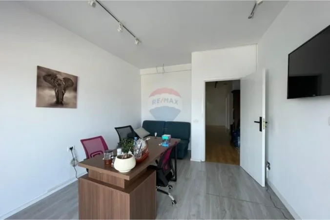 Tirane, jepet me qera zyre Kati 10, 140 m² 1.200 € (Kristal Center)