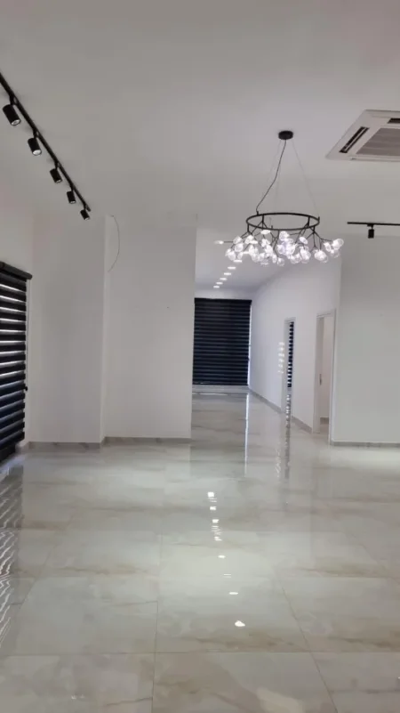 Tirane, jepet me qera ambjent biznesi Kati 1, 230 m² 3.500 € (Farmacia 10 prane spitalit Nene Tereza)