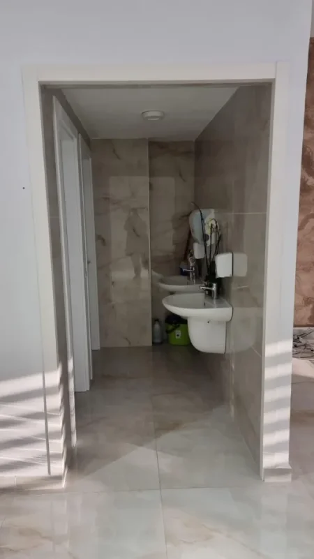 Tirane, jepet me qera ambjent biznesi Kati 1, 230 m² 3.500 € (Farmacia 10 prane spitalit Nene Tereza)