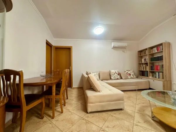 Tirane, jepet me qera apartament 2+1+Aneks+Ballkon Kati 5, 73 m² 820 € 