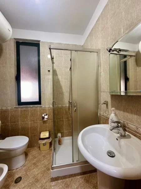 Tirane, jepet me qera apartament 2+1+Aneks+Ballkon Kati 5, 73 m² 820 € 