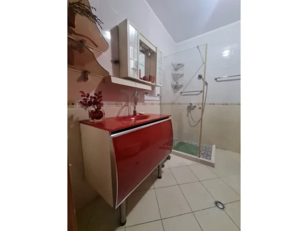 Tirane, jepet me qera apartament 2+1+Ballkon Kati 4, 104 m² 700 € (Rruga Ndre Mjeda)