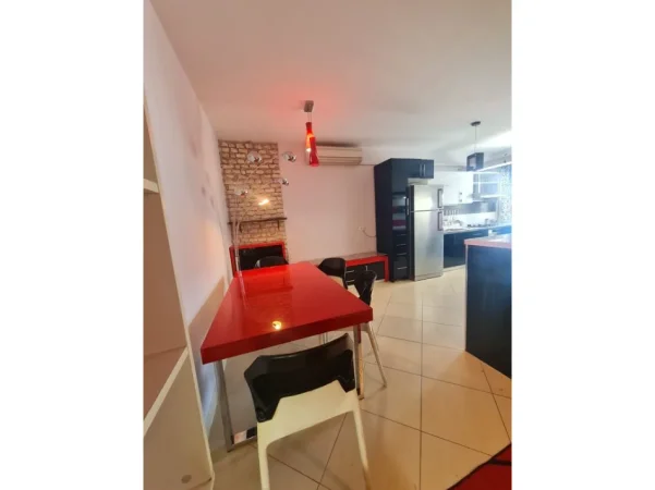 Tirane, jepet me qera apartament 2+1+Ballkon Kati 4, 104 m² 700 € (Rruga Ndre Mjeda)