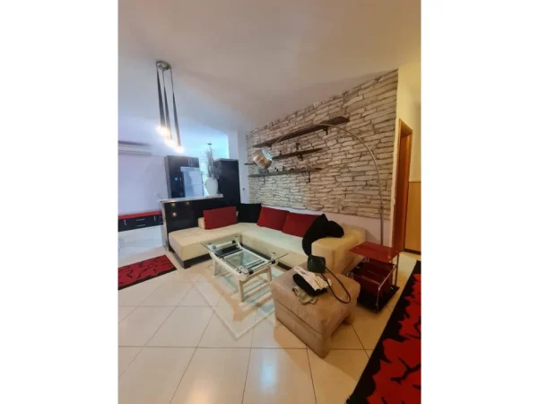 Tirane, jepet me qera apartament 2+1+Ballkon Kati 4, 104 m² 700 € (Rruga Ndre Mjeda)