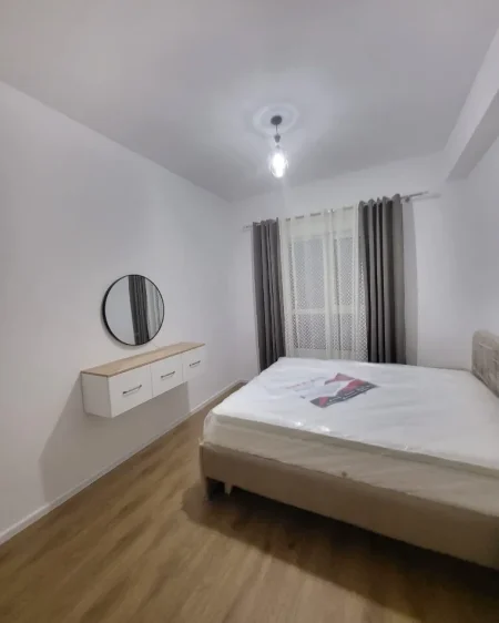Tirane, jepet me qera apartament 1+1+Ballkon Kati 5, 65 m² 400 € (Ali Demi)