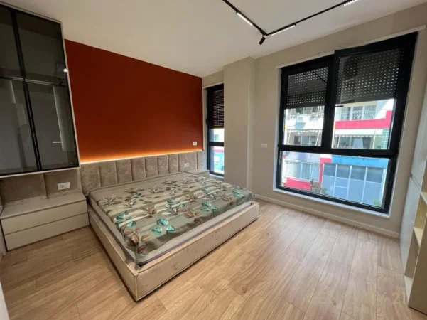 Tirane, jepet me qera apartament 1+1 Kati 3, 76 m² 700 € (kopshti botanik)