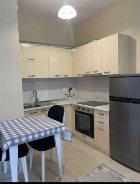 Tirane, jepet me qera apartament 1+1 Kati 5, 60 m² 700 € (KOMUNA E PARISIT)