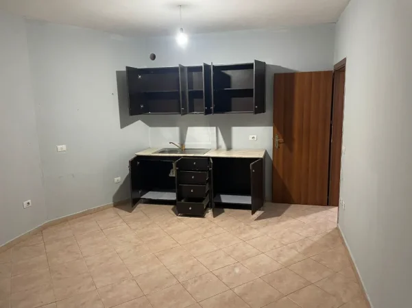 Tirane, jap me qera apartament 1+1+Ballkon Kati 4, 60 m²m, 30,000 Leke, Yzberish