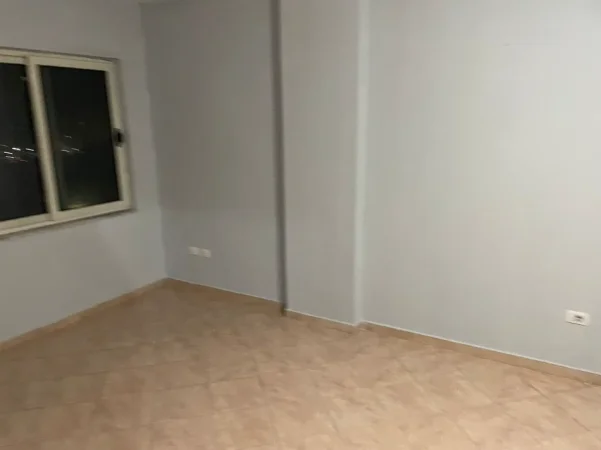 Tirane, jap me qera apartament 1+1+Ballkon Kati 4, 60 m²m, 30,000 Leke, Yzberish