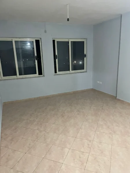 Tirane, jap me qera apartament 1+1+Ballkon Kati 4, 60 m²m, 30,000 Leke, Yzberish