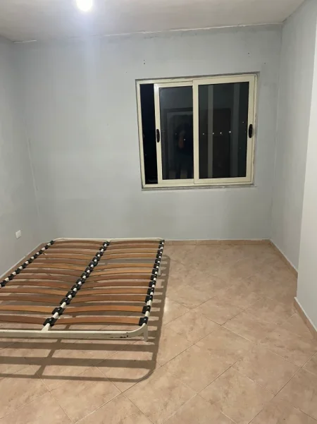 Tirane, jap me qera apartament 1+1+Ballkon Kati 4, 60 m²m, 30,000 Leke, Yzberish