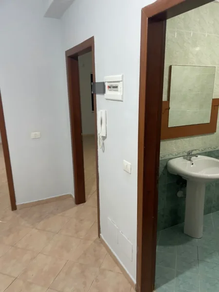 Tirane, jap me qera apartament 1+1+Ballkon Kati 4, 60 m²m, 30,000 Leke, Yzberish