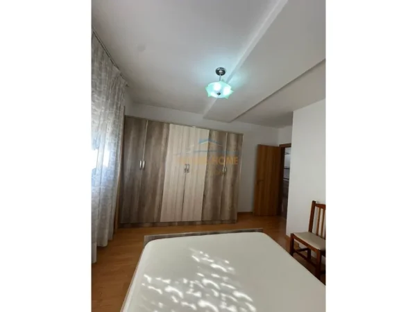 Tirane, jepet me qera apartament 1+1+Ballkon Kati 6, 55 m² 500 € (xhamllik)