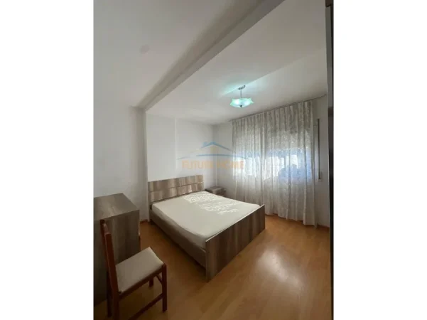 Tirane, jepet me qera apartament 1+1+Ballkon Kati 6, 55 m² 500 € (xhamllik)