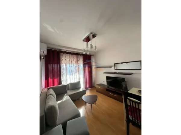 Tirane, jepet me qera apartament 1+1+Ballkon Kati 6, 55 m² 500 € (xhamllik)