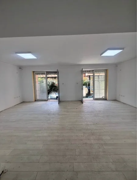 Tirane, jepet me qera zyre , 100 m² 1.250 € (Rruga Muhamed Gjollesha)