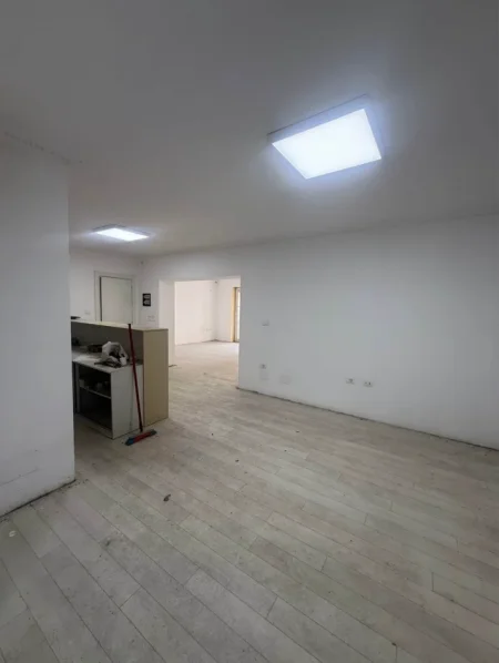Tirane, jepet me qera zyre , 100 m² 1.250 € (Rruga Muhamed Gjollesha)