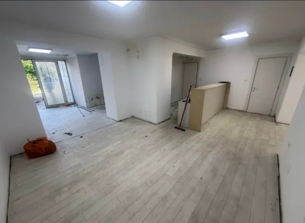 Tirane, jepet me qera zyre , 100 m² 1.250 € (Rruga Muhamed Gjollesha)