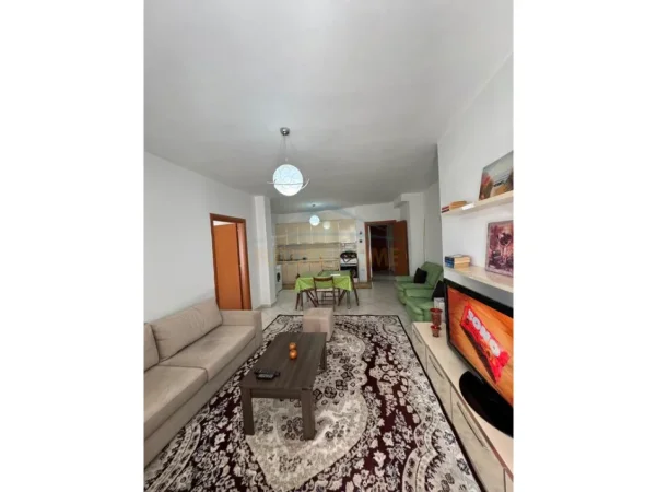 Tirane, jepet me qera apartament 1+1 Kati 4, 76 m² 380 € (FRESK)