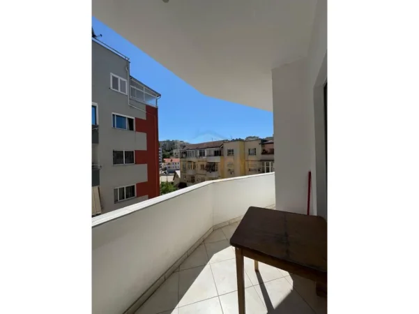 Tirane, jepet me qera apartament 1+1 Kati 4, 76 m² 380 € (FRESK)