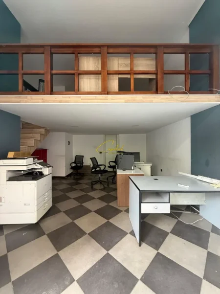 Tirane, jepet me qera zyre Kati 0, 55 m² 500 € (ISH BLLOKU)