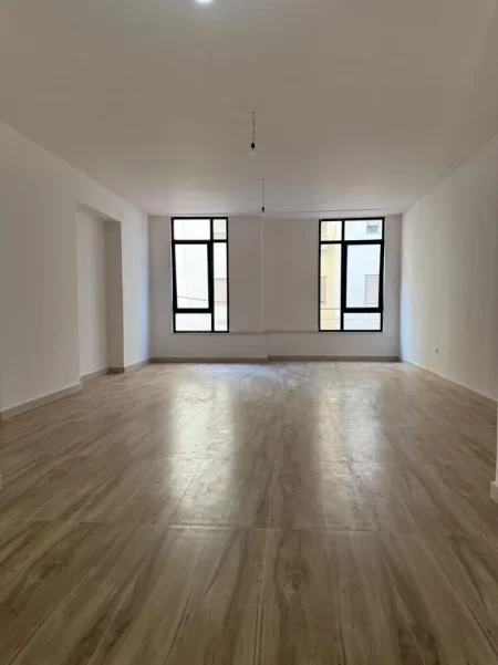Tirane, jepet me qera ambjent biznesi Kati 1, 72 m² 1.500 € (Rruga Durresit)