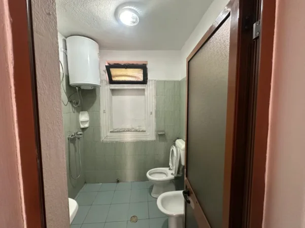 Tirane, jepet me qera apartament 1+1 Kati 1, (Fabrika e miellit)