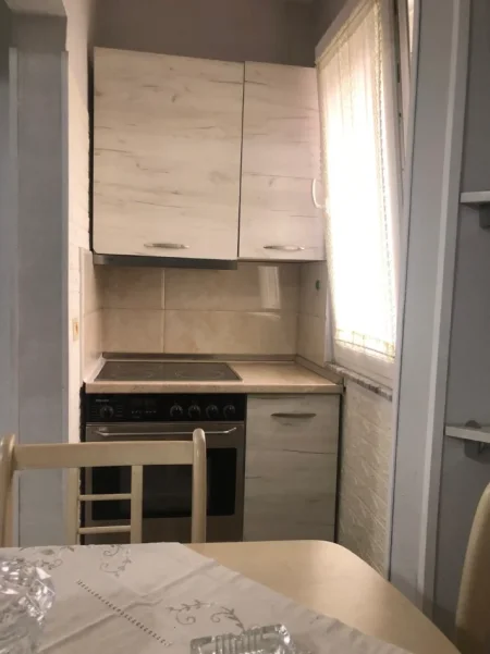 Tirane, jepet me qera apartament 1+1+Ballkon Kati 5, 65 m², 42, 000 Leke (Ali Demi)