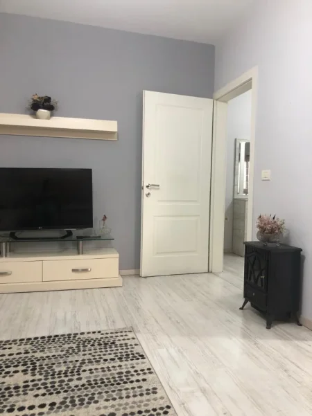 Tirane, jepet me qera apartament 1+1+Ballkon Kati 5, 65 m², 42, 000 Leke (Ali Demi)