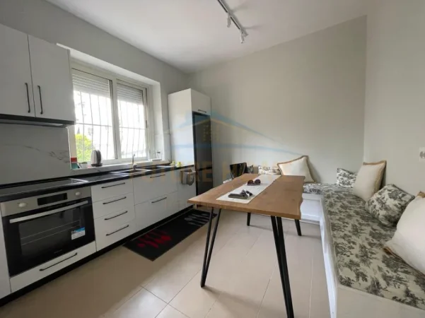 Tirane, jepet me qera apartament 1+1 Kati 2, 72 m² 600 € (mine peza)