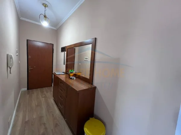 Tirane, jepet me qera apartament 2+1+Ballkon Kati 5, 102 m² 630 € (xhamllik)