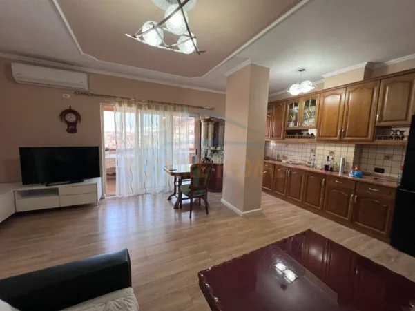 Tirane, jepet me qera apartament 2+1+Ballkon Kati 5, 102 m² 630 € (xhamllik)