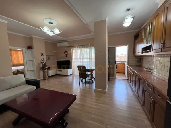Tirane, jepet me qera apartament 2+1+Ballkon Kati 5, 102 m² 630 € (xhamllik)
