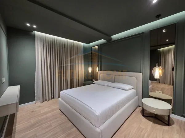 Tirane, jepet me qera apartament 2+1+Ballkon Kati 6, 104 m² 1.500 € (Golden Tower)