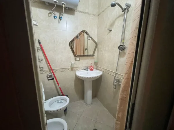 Tirane, jepet me qera apartament 1+1 Kati 4, 45 m² 500 € (ISH BLLOKU, PRANE KAFE ROMA)
